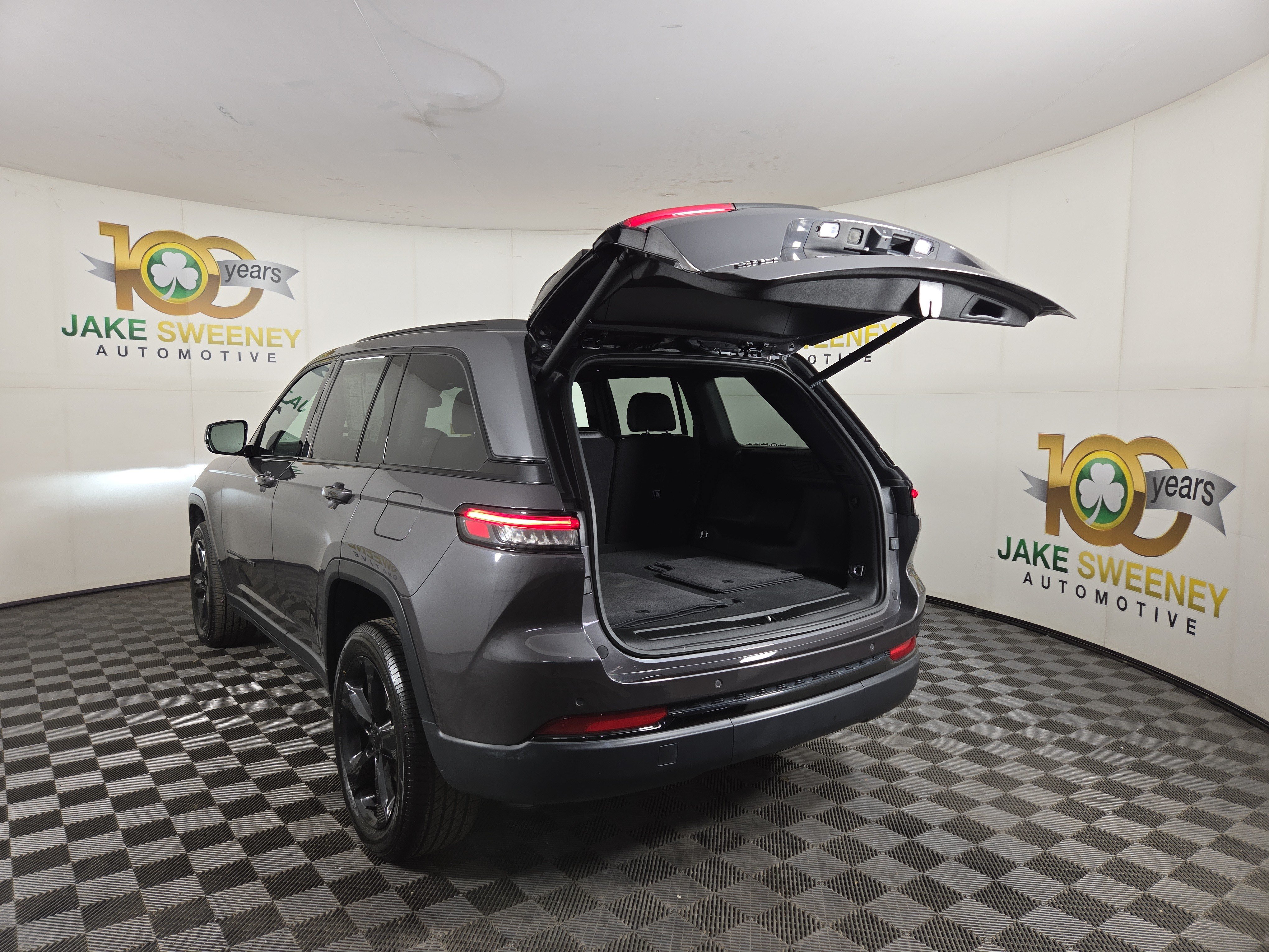 Used 2024 Jeep Grand Cherokee Altitude AWD/4WD image 32