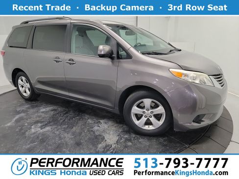 Used 2016 Toyota Sienna LE image 1