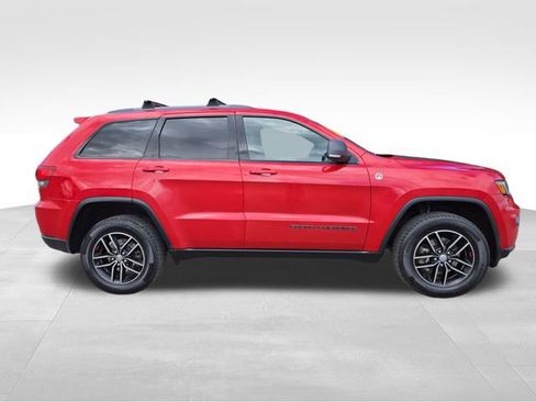 Used 2017 Jeep Grand Cherokee Trailhawk w/ Trailhawk Luxury Group AWD/4WD image 13