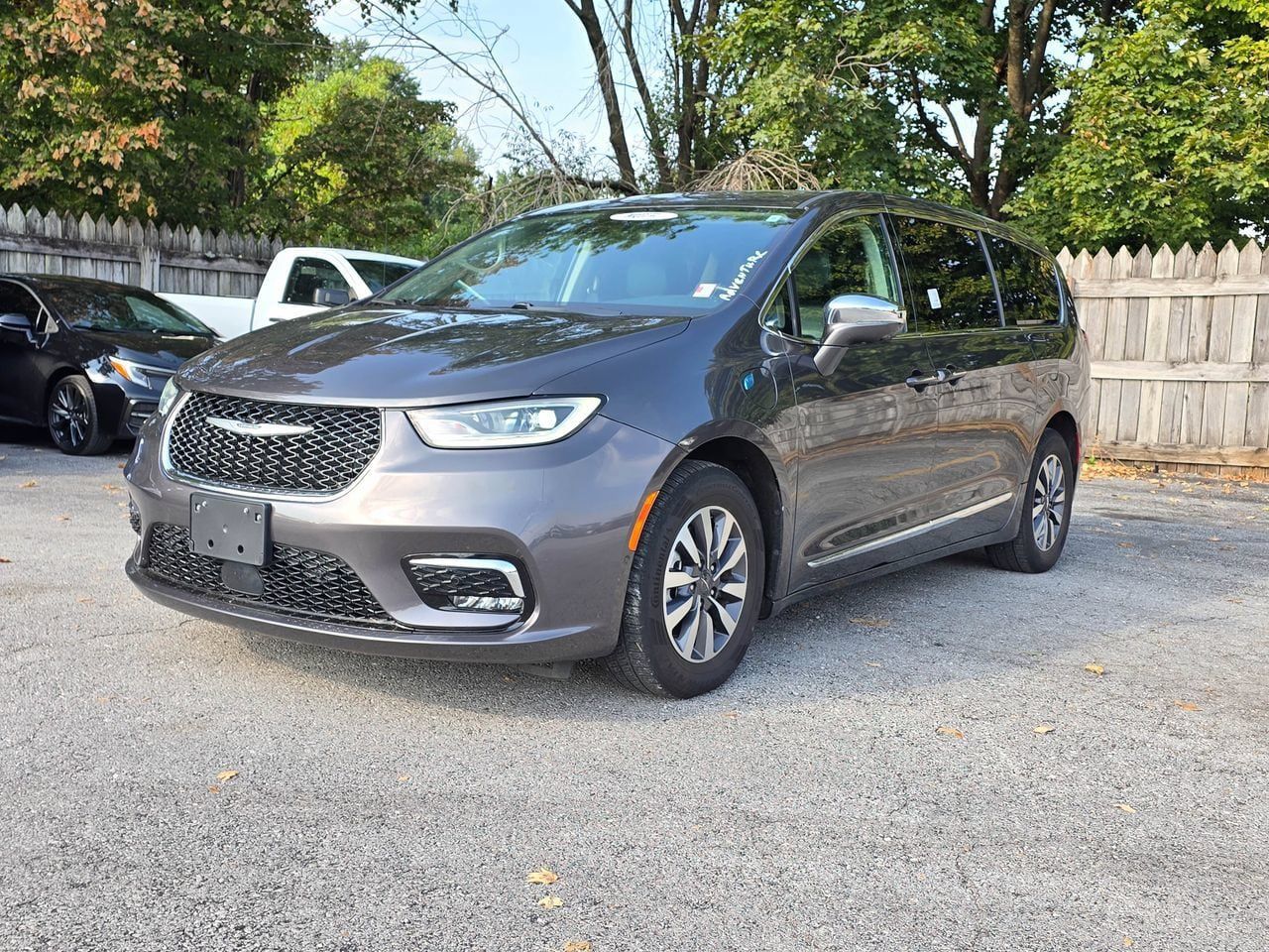 Used 2022 Chrysler Pacifica Limited w/ Uconnect Theater Family Group FWD image 3