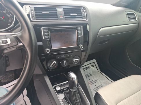 Used 2016 Volkswagen Jetta Sport image 10