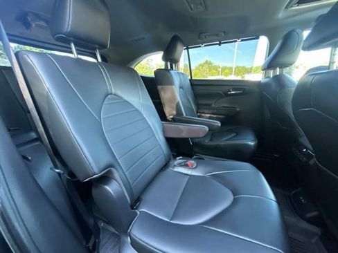 Used 2022 Toyota Highlander XLE AWD/4WD image 44
