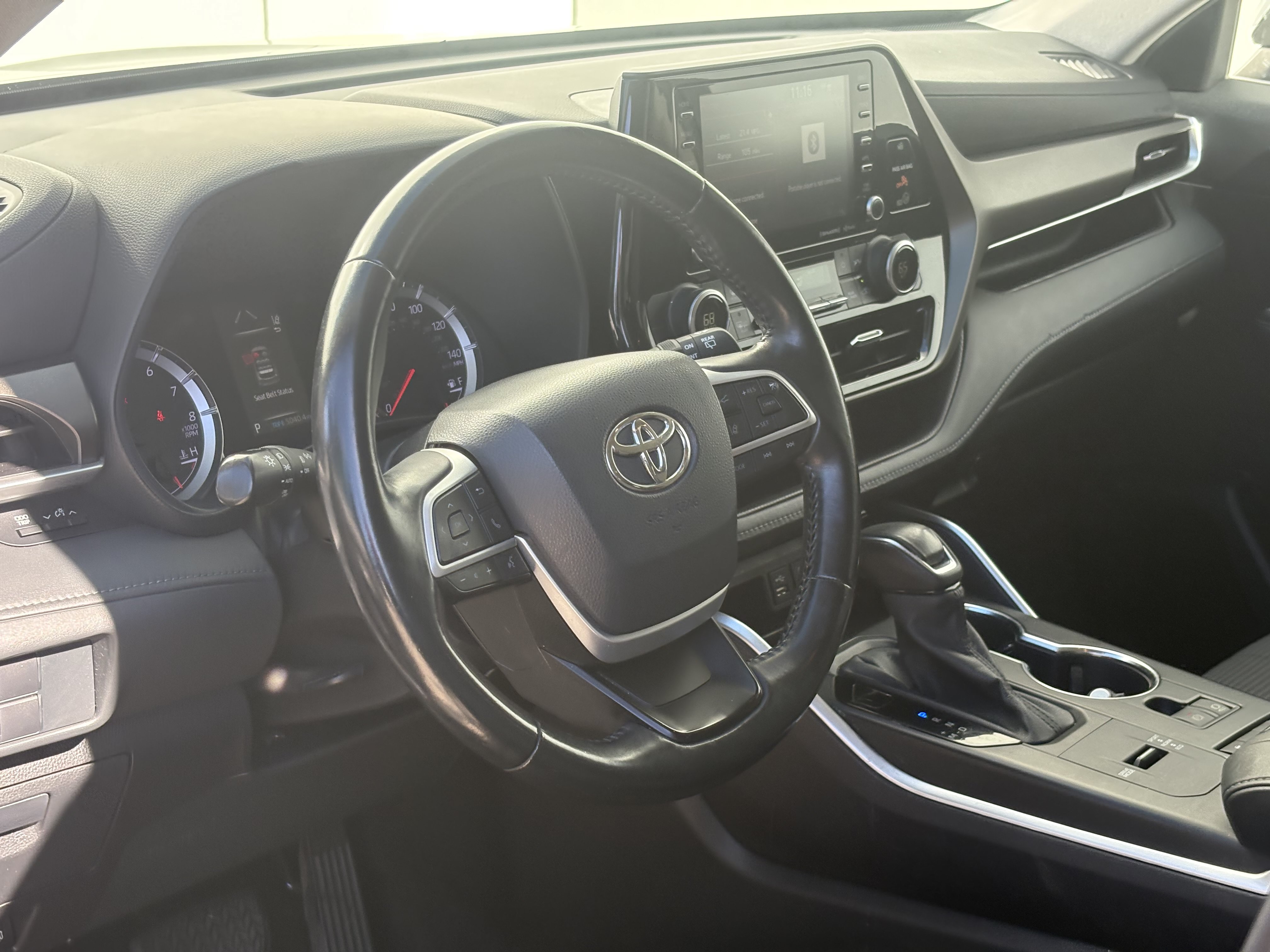 Used 2022 Toyota Highlander LE FWD image 14