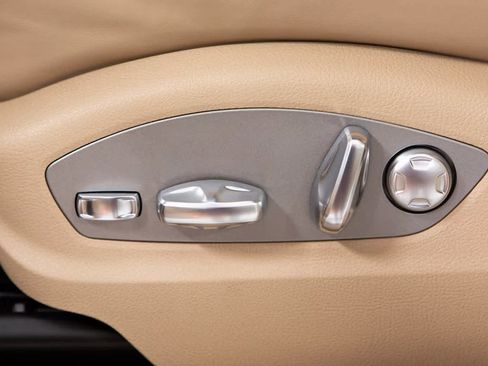 Certified 2025 Porsche Macan image 18