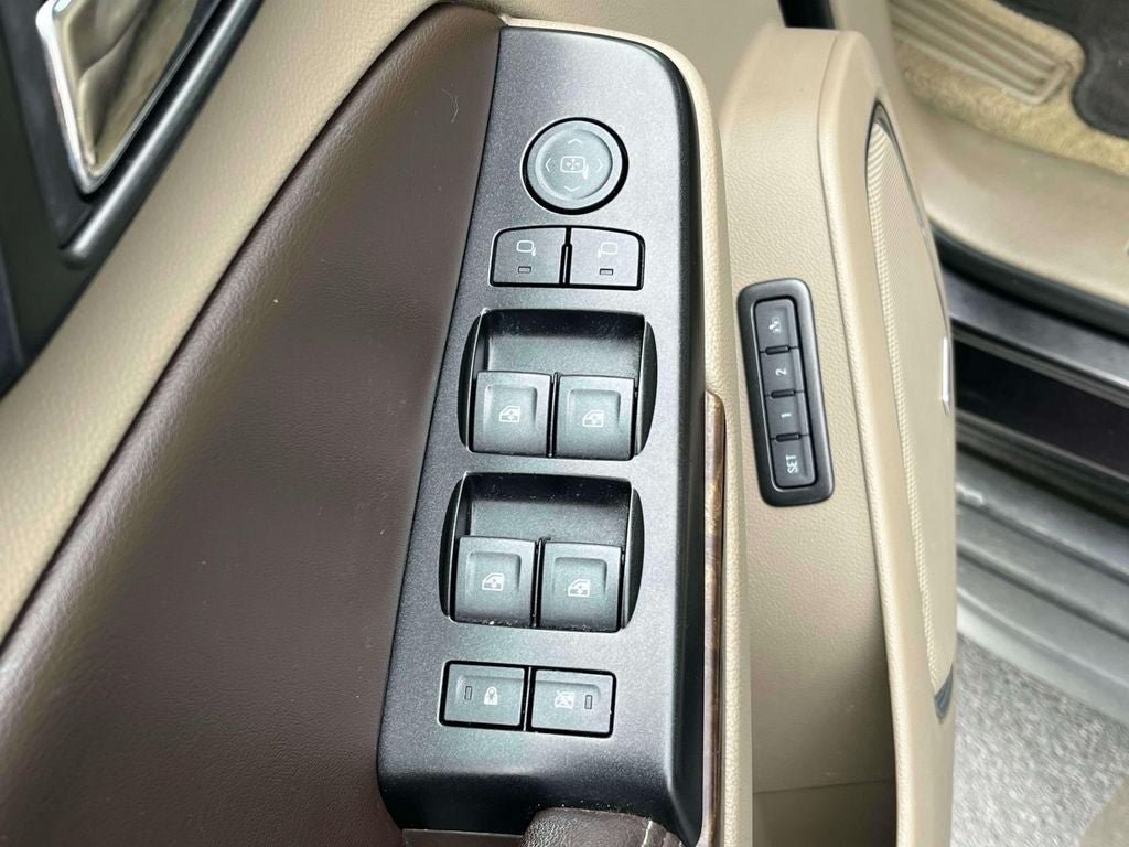 Used 2018 Chevrolet Suburban LT RWD image 26