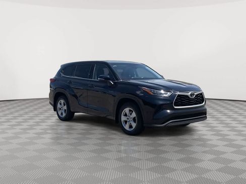Used 2021 Toyota Highlander L AWD/4WD image 2