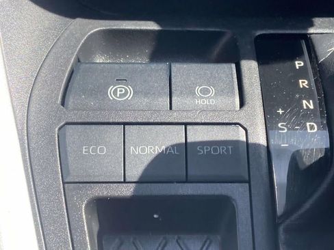 Used 2022 Toyota RAV4 LE FWD image 23