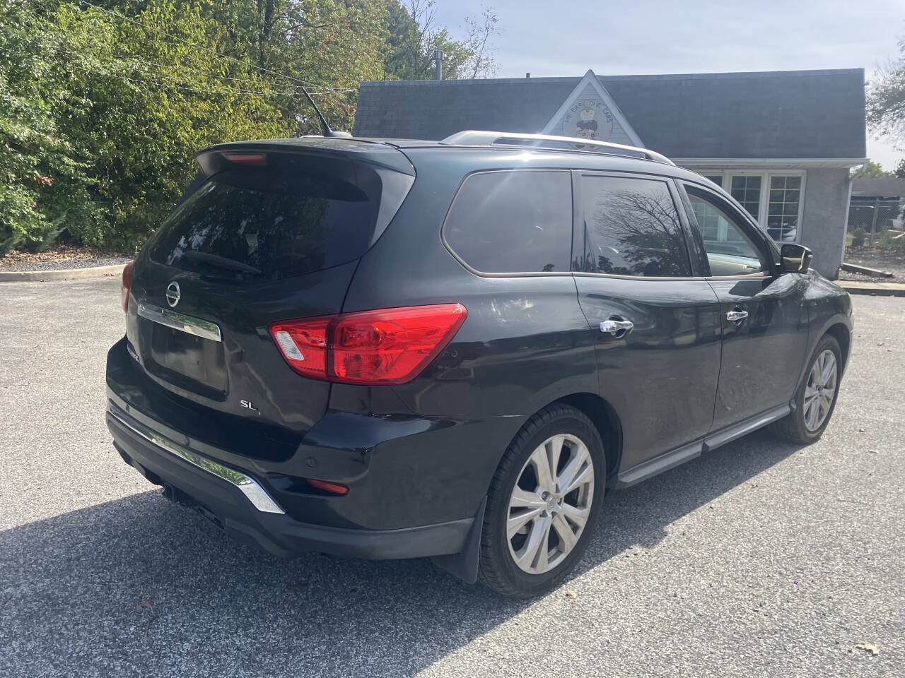 Used 2018 Nissan Pathfinder SL w/ SL Premium Package FWD image 3