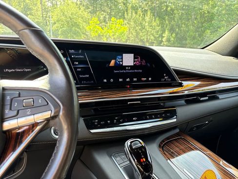 Used 2021 Cadillac Escalade Luxury AWD/4WD image 17