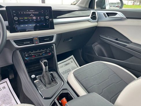 Used 2025 Volkswagen Taos SE image 19