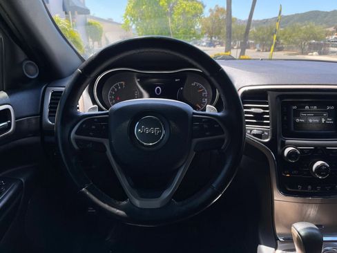 Used 2017 Jeep Grand Cherokee Laredo RWD image 11