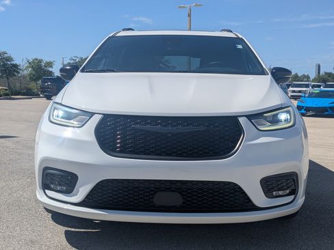 Used 2023 Chrysler Pacifica Limited w/ S Appearance Package image 2