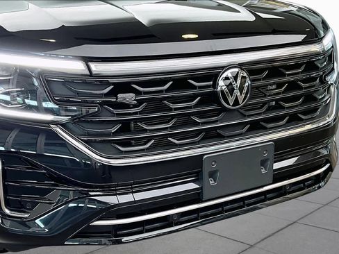 Used 2024 Volkswagen Atlas Cross Sport SEL R-Line AWD/4WD image 32