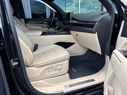 Used 2023 Cadillac Escalade Premium Luxury AWD/4WD image 5