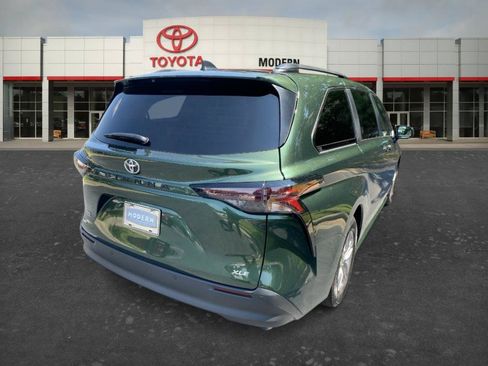 Certified 2026 Toyota Sienna XLE FWD image 5