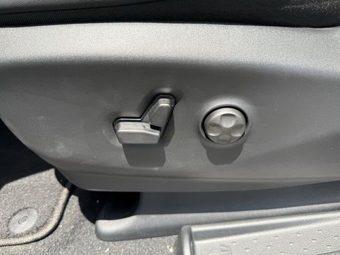 Used 2025 Chrysler Pacifica Select image 16