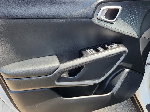 Used 2020 Kia Soul S FWD image 12