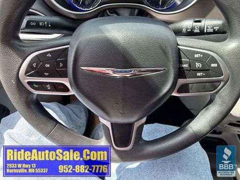 Used 2017 Chrysler Pacifica Touring w/ Tire & Wheel Group FWD image 20