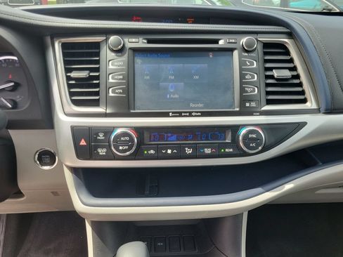 Used 2018 Toyota Highlander XLE FWD image 25
