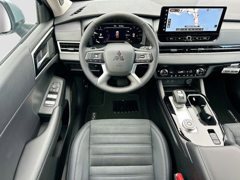 New 2026 Mitsubishi Outlander SE image 16
