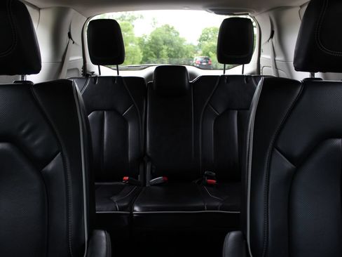 Used 2023 Chrysler Pacifica Limited FWD image 16