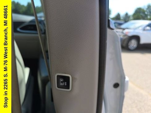 Used 2020 Chrysler Pacifica Limited FWD image 45