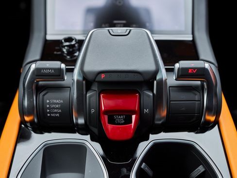 Used 2025 Lamborghini Urus SE image 67