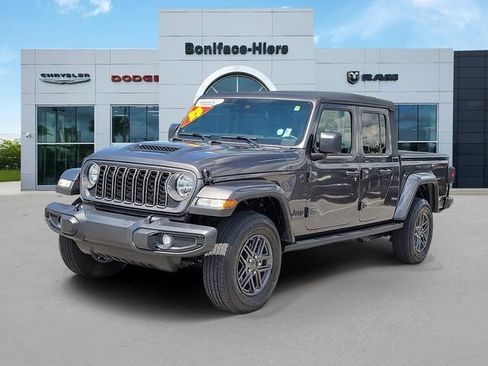 Used 2025 Jeep Gladiator Sport AWD/4WD image 3
