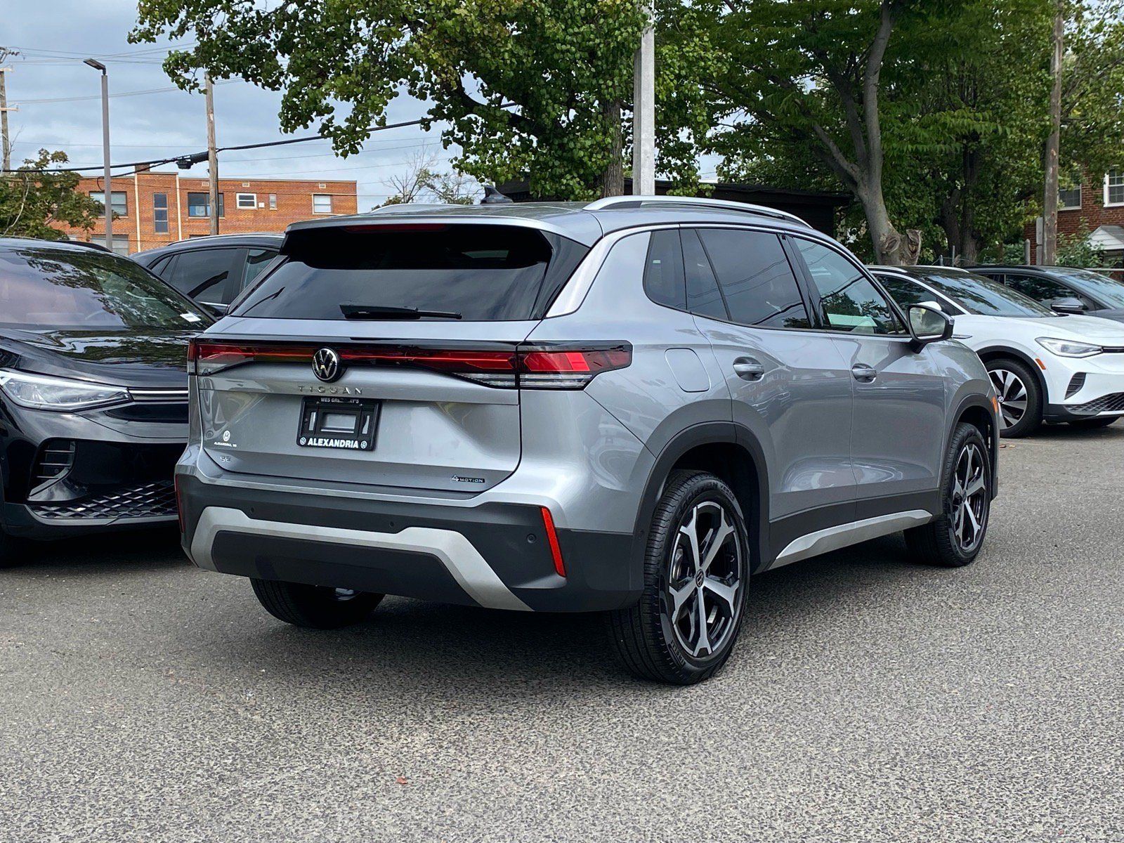 Certified 2025 Volkswagen Tiguan SE AWD/4WD image 3