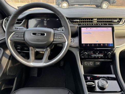New 2025 Jeep Grand Cherokee Limited w/ Black Appearance Package image 16