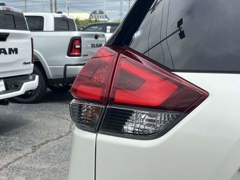 Used 2018 Nissan Rogue SL w/ Premium Package AWD/4WD image 9