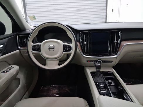 Used 2020 Volvo S60 T5 Momentum w/ Premium Package image 4