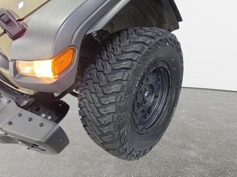 Used 2020 Jeep Gladiator Rubicon w/ Cold Weather Group AWD/4WD image 31