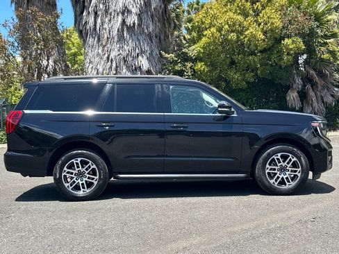 Certified 2025 Ford Expedition Active AWD/4WD image 2