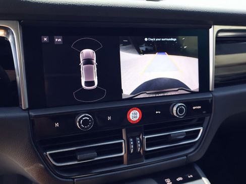 Certified 2024 Porsche Macan AWD/4WD image 18