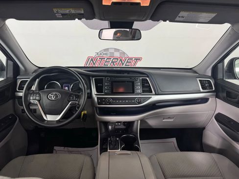 Used 2019 Toyota Highlander LE AWD/4WD image 11