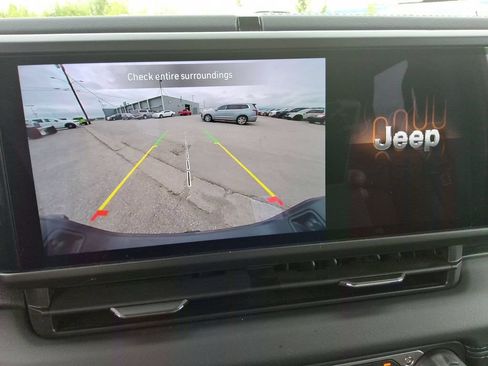 Certified 2025 Jeep Gladiator Sport AWD/4WD image 16