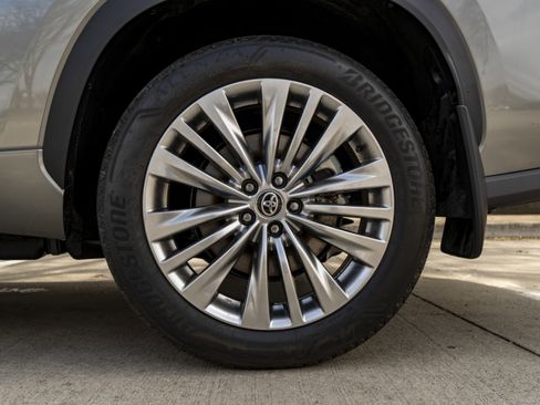 Used 2026 Toyota Highlander Platinum image 15