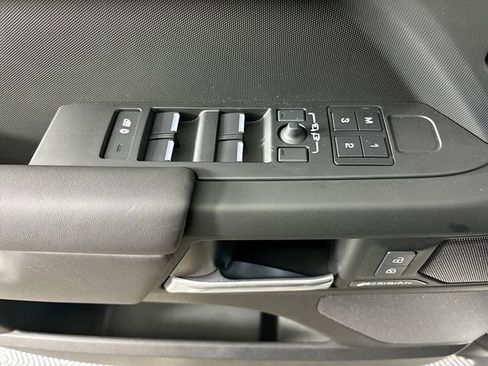 Used 2025 Land Rover Defender 130 S image 20