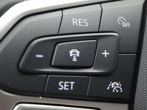 New 2025 Volkswagen Taos SE image 14