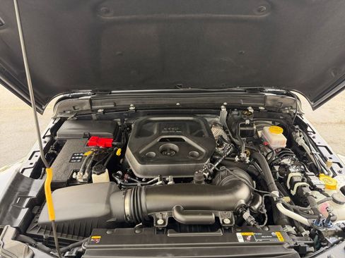 Used 2025 Jeep Wrangler Sahara image 31