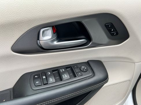 Certified 2024 Chrysler Pacifica Touring-L image 15