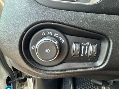 Used 2017 Jeep Renegade Latitude w/ Cold Weather Group AWD/4WD image 19