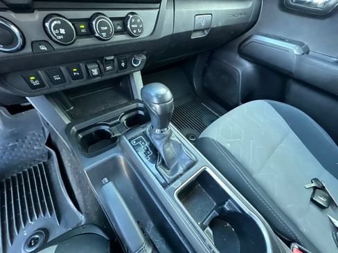 Used 2020 Toyota Tacoma TRD Off-Road w/ Technology Package AWD/4WD image 16