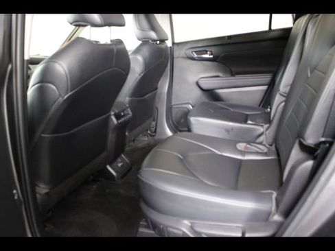 Used 2023 Toyota Highlander XLE AWD/4WD image 13