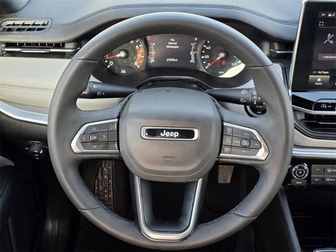 Used 2025 Jeep Compass Limited image 27