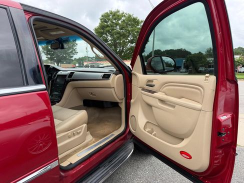 Used 2014 Cadillac Escalade Luxury AWD/4WD image 17