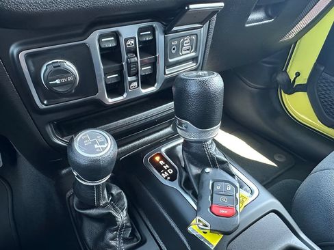 Used 2024 Jeep Wrangler Unlimited w/ Convenience Group AWD/4WD image 19