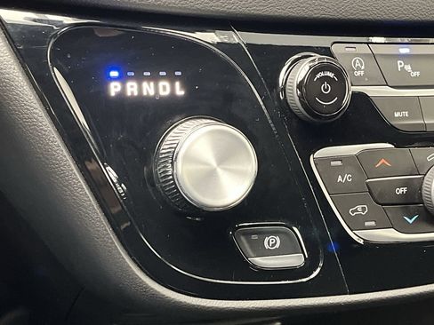 Used 2025 Chrysler Pacifica Select image 25