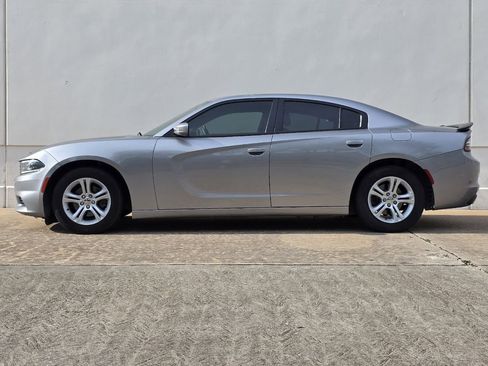 Used 2018 Dodge Charger SXT image 2